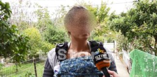 Λαμιώτισσα έσωσε κουτάβια με το γάλα του μωρού της (video)