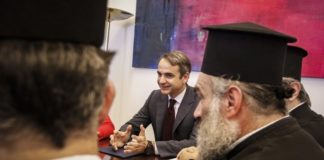 Οι ιερείς να παραμείνουν δημόσιοι υπάλληλοι λέει ο Μητσοτάκης. Αιχμές κατά Ιερώνυμου