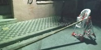 Η απίστευτη εξήγηση για το παιδικό κάθισμα στη μέση του δρόμου