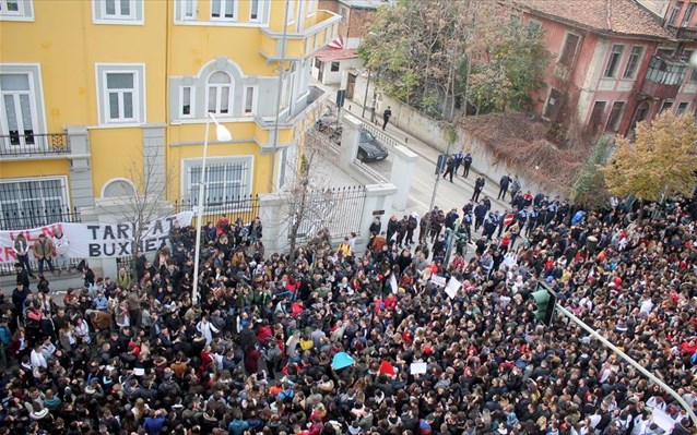 albania-xiliades-foitites-stous-dromous-gia-ti-meiosi-ton-didaktron