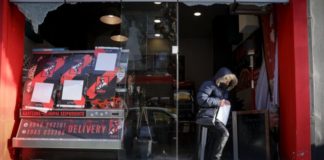 Τι απαντά ο εργοδότης που φέρεται να γρονθοκόπησε με σιδερογροθιά τον ντελιβερά