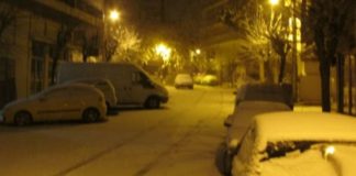 Ντελιβεράς βγήκε μέσα στον χιονιά στην Κοζάνη για να παραδώσει παραγγελία