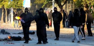 Θεσσαλονίκη: Κουκουλοφόροι έκαψαν την ελληνική σημαία