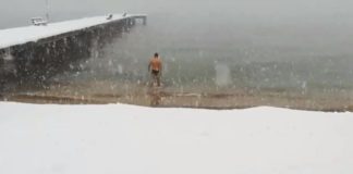 Εκανε μπάνιο στη θάλασσα εν μέσω χιονοθύελλας! (video)