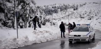 Απεγκλωβισμός ζευγαριού που είχε παγιδευτεί στα χιόνια