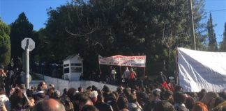 Μικροένταση στη συγκέντρωση των εκπαιδευτικών έξω από τη Βουλή