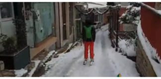 Bγήκε για τις δουλειές του στην πόλη με τα… σκι!