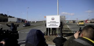 Βόρεια Μακεδονία: Τοποθετήθηκε η πρώτη πινακίδα στα σύνορα με Ελλάδα