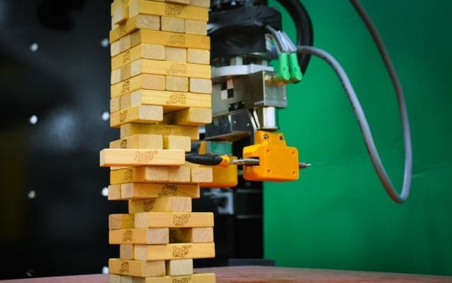 rompot-me-eparki-akribeia-orasis-kai-aggigmatos-gia-na-paiksei-Jenga
