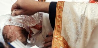 Πανικός σε εκκλησία: Βρέφος έπεσε από τα χέρια του παπά και υπέστη κάταγμα!