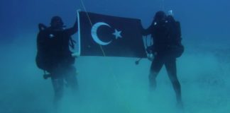 Τούρκοι βατραχάνθρωποι «κυματίζουν» την τουρκική σημαία στη Σούδα