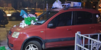 «Στόλισαν» με σκουπίδια το αυτοκίνητο, γιατί ο οδηγός είχε παρκάρει πάνω στο πεζοδρόμιο