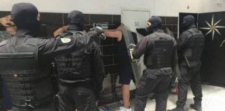Η στιγμή που τα ΕΚΑΜ μπαίνουν στις φυλακές Κορυδαλλού και ακινητοποιούν τους κρατούμενους