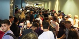 Χάος στο αεροδρόμιο της Ρόδου: Εκατοντάδες τουρίστες περιμένουν σε ατελείωτες ουρές