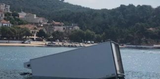 «Βουτιά» στο νερό έκανε φορτηγό τροφοδοσίας – Για ώρες επέπλεε στο λιμάνι