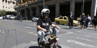 Υπ. Εργασίας: Τι ισχύει για τους εργαζόμενους διανομείς με δίκυκλο