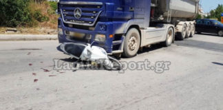 Νταλίκα παρέσυρε ζευγάρι πάνω σε μηχανάκι