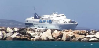 Πλοίο δίνει «μάχη» με τα κύματα στο λιμάνι της Νάξου (video)