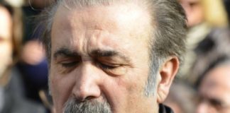 Ράγισαν καρδιές τα λόγια του Λάκη Λαζόπουλου στην εξόδιο ακολουθία της συζύγου του