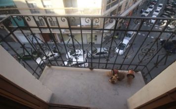 40χρονος παραπάτησε στην άκρη του μπαλκονιού, έπεσε από τον 2ο όροφο και σκοτώθηκε