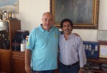 Τους παίρνει το νερό και τους βάζει γκαζόν!