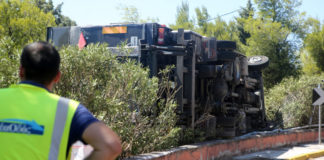 Τροχαίο ατύχημα στην Αθηνών – Λαμίας: Αναποδογύρισε νταλίκα