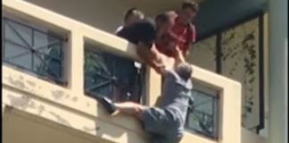 Έσπασε 2 πόρτες για να σώσει άνδρα που κρεμόταν από το μπαλκόνι του (video)