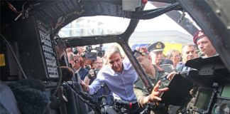 Η έκπληξη της μπάντας του στρατού στον Μητσοτάκη