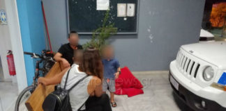 Οικογένεια «κατασκήνωσε» έξω από Α.Τ. γιατί δέχονται απειλές από τον γιο της σπιτονοικοκυράς τους