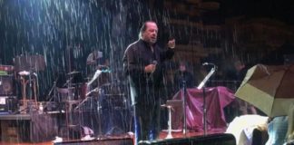 Έντονη λογομαχία Πάριου με δήμαρχο μπροστά στον κόσμο (βίντεο)