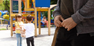 Χειροπέδες σε 66χρονο που αυνανιζόταν μπροστά σε μικρά κορίτσια