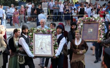 Με ροδοπέταλα υποδέχθηκαν πιστοί την εικόνα της Παναγίας Σουμελά