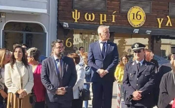 Δήμαρχος έστησε βάθρο στην παρέλαση, μόνο για τον εαυτό του
