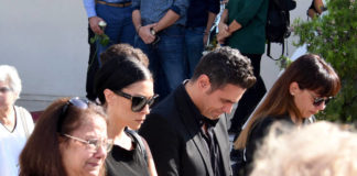 Συντετριμμένος ο Δημήτρης Ουγγαρέζος στην κηδεία της μητέρας του
