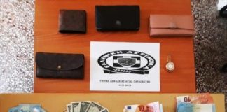 Έκλεβαν πορτοφόλια από πελάτες καταστημάτων