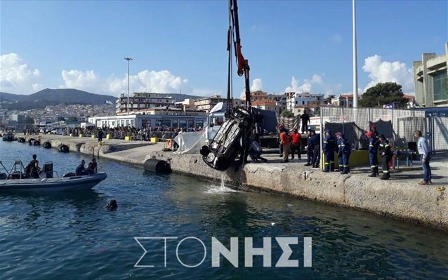 lesbos-autokinito-epese-sti-thalassa