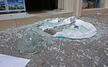 Ληστείες με αυτοκίνητα: Ξήλωσαν και πήραν μαζί τους ΑΤΜ, εισβολή σε μανάβικο