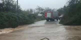 Οδηγός παρασύρθηκε από χείμαρρο (video)