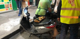Χτύπησε ντελιβερά και τον έριξε σε παρκαρισμένα