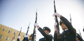 Υποχρεωτικός εμβολιασμός σε όλες τις Ένοπλες Δυνάμεις – Ποιες άλλες κατηγορίες εργαζόμενων εξετάζονται