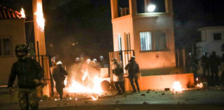 «Την ώρα που οι αστυνομικοί έφευγαν από τη Μυτιλήνη λιμενικοί τους έκαναν χειρονομίες»