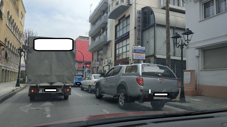 Μειωμένη αλλά υπαρκτή η κίνηση οχημάτων στους δρόμους του Βόλου