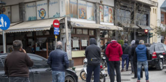 Ουρές για μπακαλιάρο -Περιμένουν με τα sms και τα έγγραφα για την απαγόρευση κυκλοφορίας