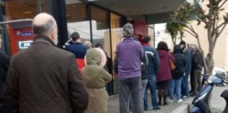 Σούπερ μάρκετ: Ουρές έξω από τα μαγαζιά από τις 7:30 το πρωί