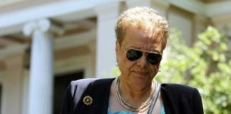 Λοιμωξιολόγος καλεί τους πολίτες να κοινωνήσουν παρά τον κορονοϊό