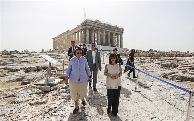 anoixtoi-oi-arxaiologikoi-xoroi-episkepsi-tis-k-sakellaropoulou-stin-akropoli