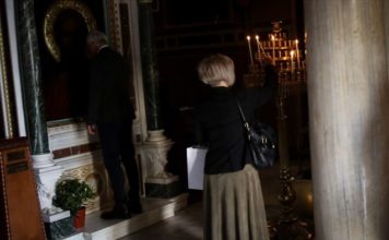 Αρνήθηκαν να φορέσουν μάσκα σε εκκλησία, τους έκοψαν πρόστιμο και ξαναμπήκαν μέσα