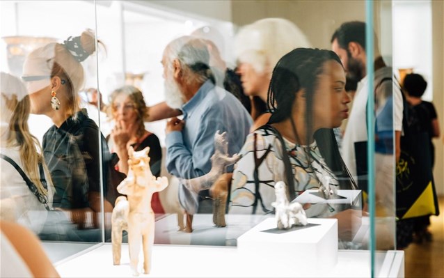 emblimatiki-ekthesi-tou-mouseiou-kukladikis-texnis-upopsifia-gia-diethnes-brabeio