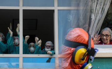 Στα δύσκολα η Ελλάδα συσπειρώνεται – Οι εθελόντριες νοσηλεύτριες στη μάχη με τον ιό