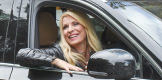 Ο αρραβωνιαστικός της Ελένης Μενεγάκη λύνει τη σιωπή του έπειτα από σχεδόν 30 χρόνια